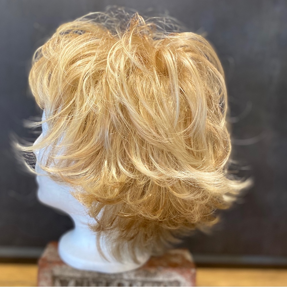 KaneKalon blonde short wig